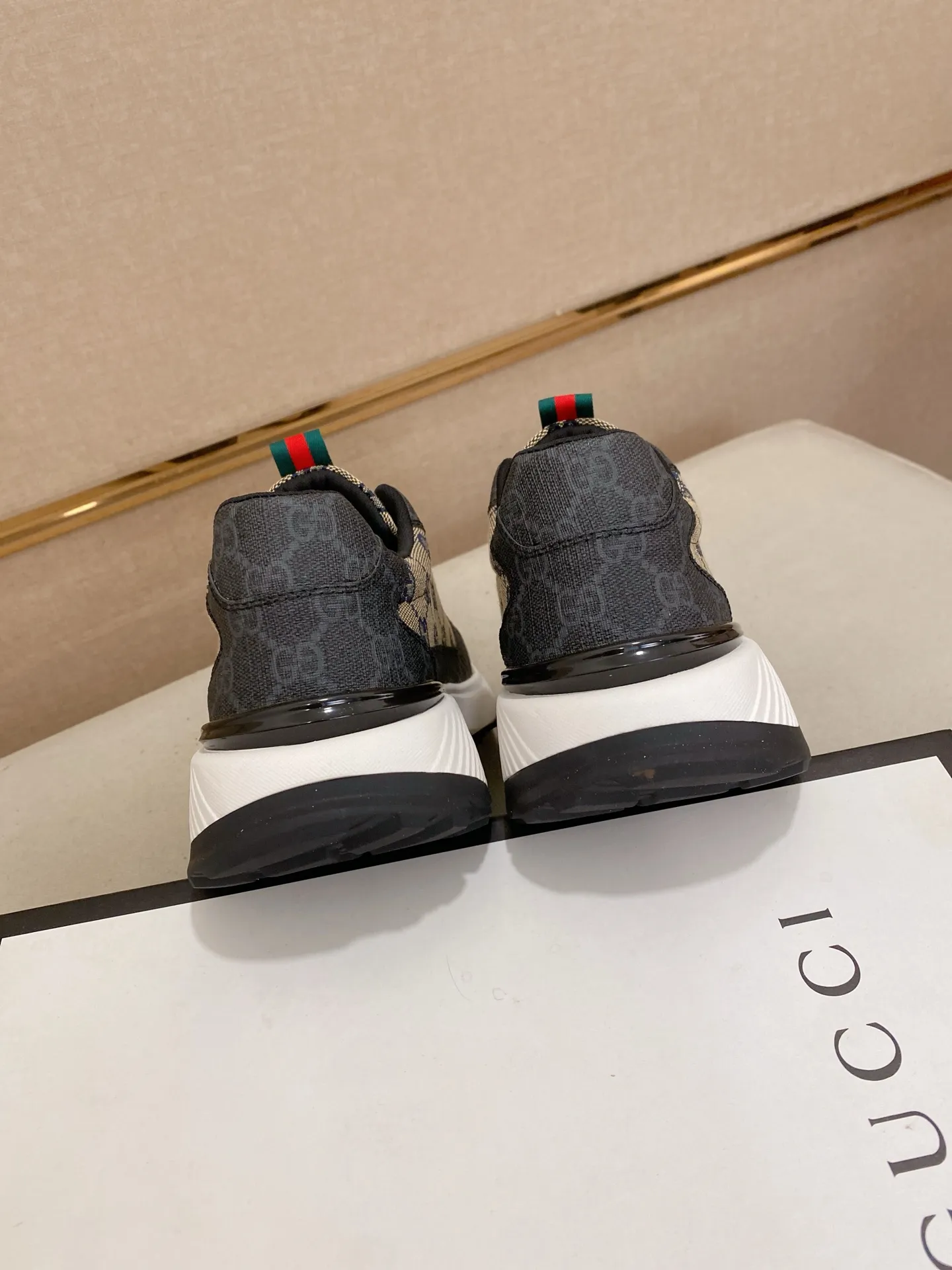Men's shoes 💰 462💰The new GUCCI (Gucci) counters are launched simultaneously. The new men's shoes, 😘fabrics are selected from imported cowhide, and the lining is sheepskin lining. 👍🏿 High-end ☄️ air-cushion molded anti-slip rubber outsole, exquisite lines, simple and elegant, comfortable and high-end for leisure travel. Code number: 38 to 44 (45 can be customized and cannot be returned or exchanged)